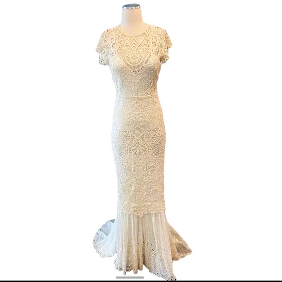 SPELL & the Gypsy Brooklyn Eyelet
Lace Bridal Gown Wedding Dress Off
White - Picture 5 of 9